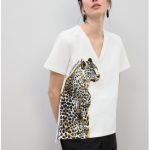 camiseta-cuello-pico-animal-con-abalorios (1)