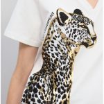 camiseta-cuello-pico-animal-con-abalorios (2)