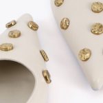 zapato-de-tacon-con-detalle-de-tachas (1)