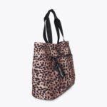shopper-de-nylon-con-estampado-animal-print (3)