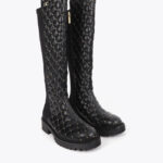 bota-acolchada-con-mini-tachas-y-detalle-cadena-3.jpg