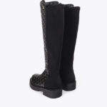 bota-acolchada-con-mini-tachas-y-detalle-cadena-4.jpg