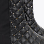 bota-acolchada-con-mini-tachas-y-detalle-cadena-5.jpg