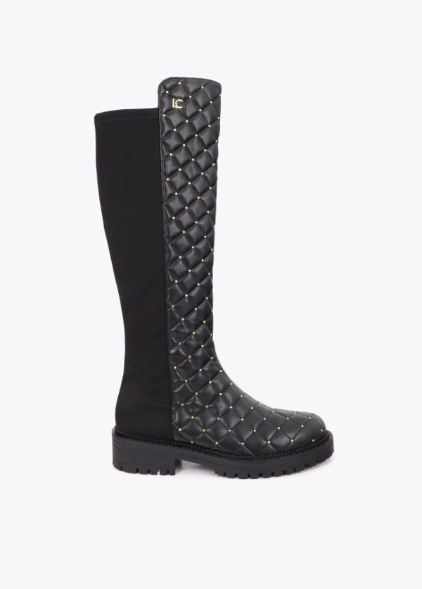 bota-acolchada-con-mini-tachas-y-detalle-cadena.jpg