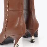 bota-alta-con-tacon-personalizado-y-detalle-tira-de-tachas-2.jpg