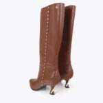 bota-alta-con-tacon-personalizado-y-detalle-tira-de-tachas-3.jpg