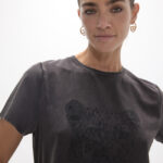 camiseta-cuello-caja-fit-con-aberturas-laterales-grafico-posicionado-leopardo-en-el-delantero-2.jpg