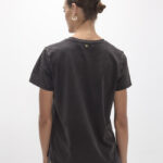camiseta-cuello-caja-fit-con-aberturas-laterales-grafico-posicionado-leopardo-en-el-delantero-3.jpg