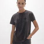 camiseta-cuello-caja-fit-con-aberturas-laterales-grafico-posicionado-leopardo-en-el-delantero-5.jpg