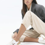 deportiva-con-suela-tipo-running-con-detalle-parche-combinada-en-diferentes-materiales-y-piel-2.jpg