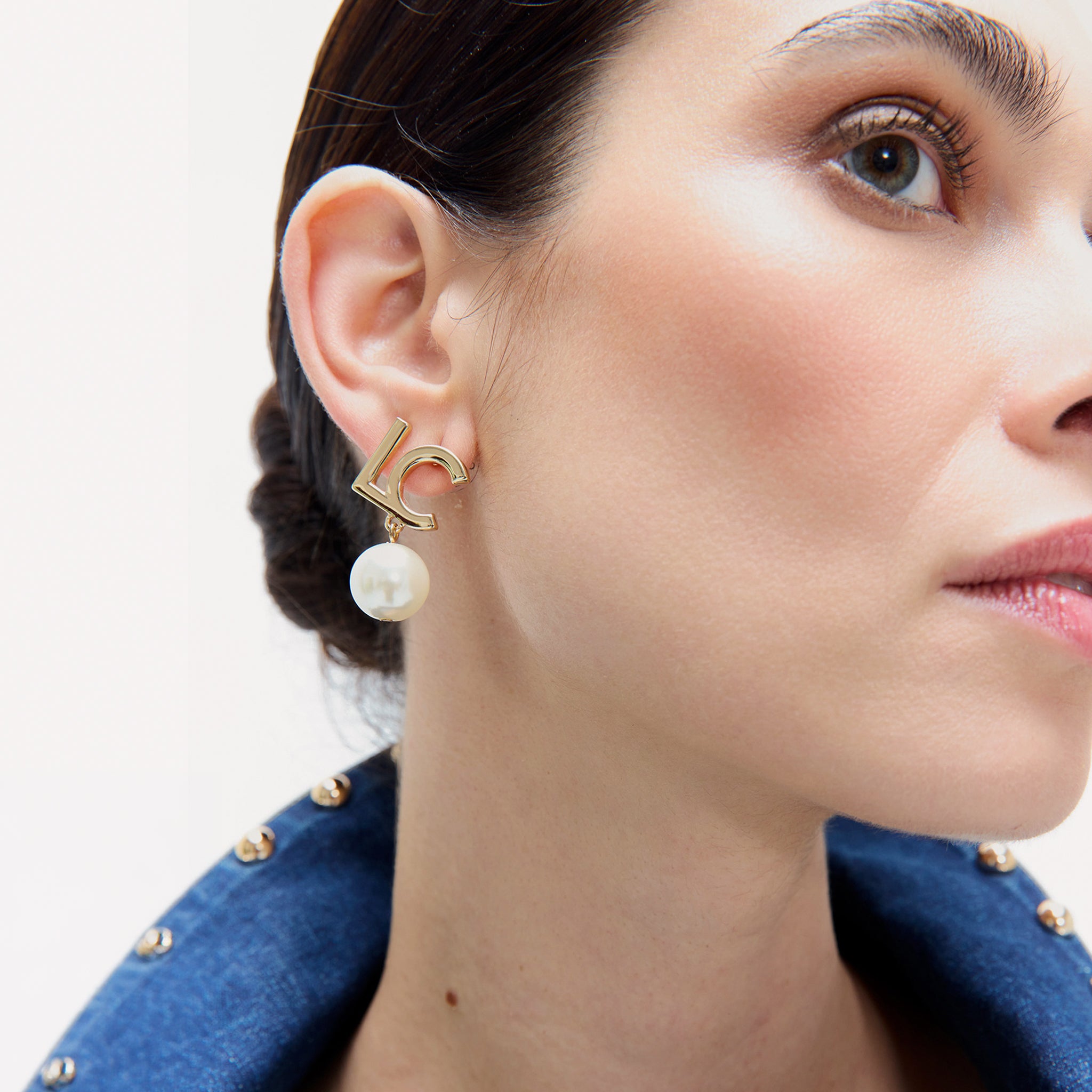 Pendientes con logotipo y perla Lola Casademunt