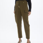 jogging-kaki-con-bolsillos-cargo-laterales-y-strass-a-contraste-negro-1.jpg
