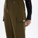 jogging-kaki-con-bolsillos-cargo-laterales-y-strass-a-contraste-negro-2.jpg