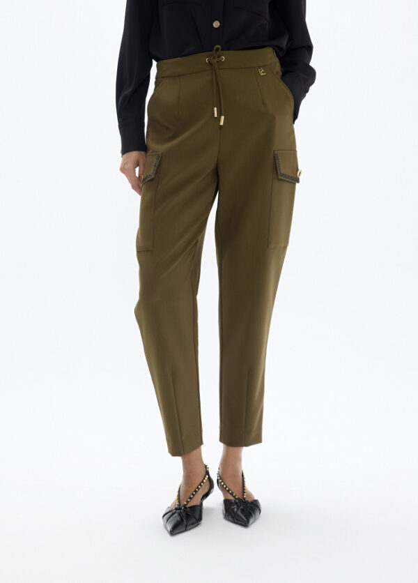 jogging-kaki-con-bolsillos-cargo-laterales-y-strass-a-contraste-negro.jpg